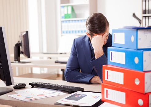 2024 05 15 Overfyldt Skrivebord COLOURBOX27703260