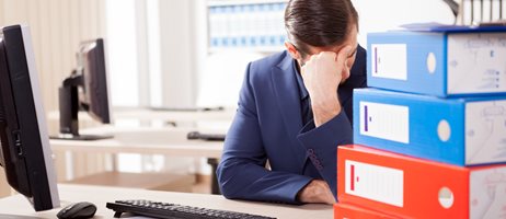 2024 05 15 Overfyldt Skrivebord COLOURBOX27703260