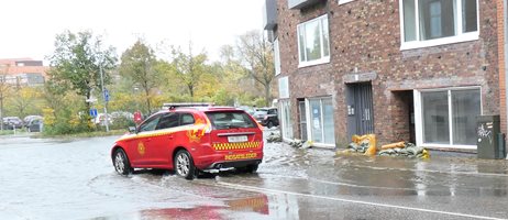 2025 01 23 Indsatslederbil Kører Gennem En Oversvømmet Gade COLOURBOX61930851