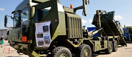 2025 01 Militær Lastbil I Grøn Camouflagefarve Med En Specialiseret Containerhåndteringsmekanisme COLOURBOX21266866