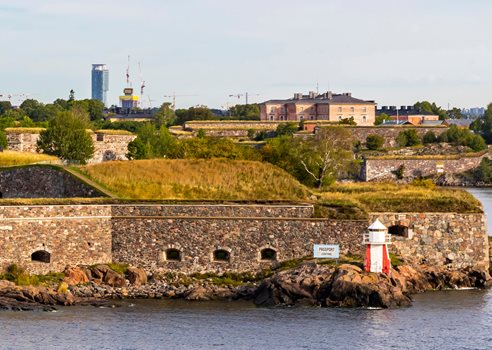 2025 04 23 Kystlinje Med Gamle Stenmure Suomenlinna COLOURBOX42611892
