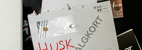 2025 09 09 Dansk Valgkort Fastgjort Til En Opslagstavle Med En Magnet COLOURBOX39312343