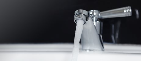 2026 02 20 Nærbillede Af En Kromvandhane, Hvor Vandet Løber Ned I En Hvid Håndvask COLOURBOX30108082