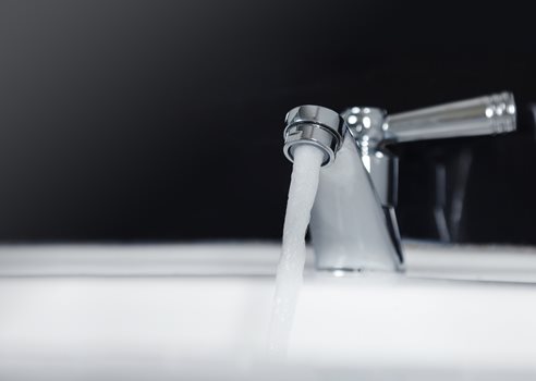 2026 02 20 Nærbillede Af En Kromvandhane, Hvor Vandet Løber Ned I En Hvid Håndvask COLOURBOX30108082