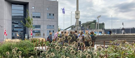 2026 06 Gruppe Af Besøgende Står Samlet Ved Et Moderne Forsyningsanlæg SBF