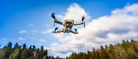 2026 09 23 Drone Flyver Over Et Vandreservoir Med Træer, Blå Himmel Og Hvide Skyer I Baggrunden COLOURBOX42552032