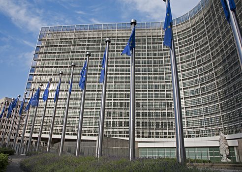 EU flag og EU bygning Bruxelles COLOURBOX4563101.jpg