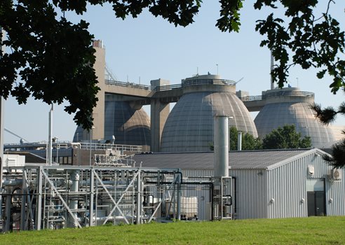 Biogasparken med rådnetanke i baggrunden på Renseanlæg Avedøre.jpg