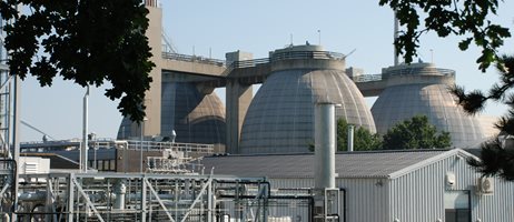 Biogasparken med rådnetanke i baggrunden på Renseanlæg Avedøre.jpg