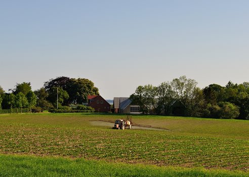 Traktor og sprojte COLOURBOX19303676.JPG