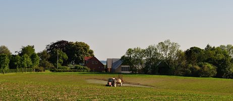 Traktor og sprojte COLOURBOX19303676.JPG