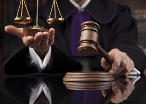 Dommer med vægt og hammerCOLOURBOX24118164.jpg