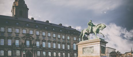 Christiansborg og statue COLOURBOX23588148.jpg