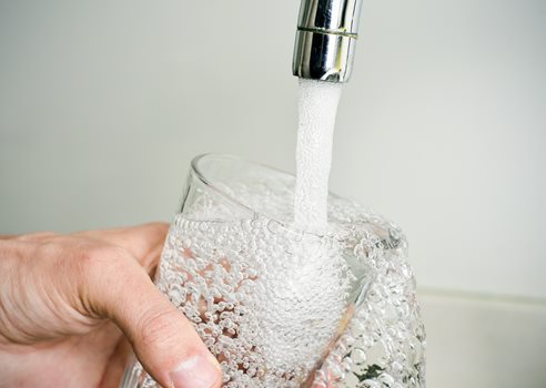 Vandstraale og vandglas COLOURBOX27307238-1.jpg