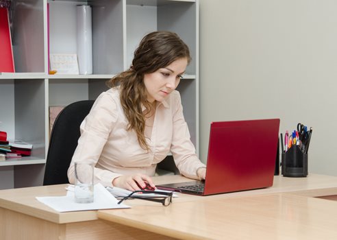 Kvinde arbejder ved PC COLOURBOX10912563.jpg