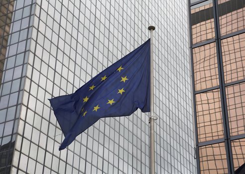 EU flag foran kontorbygning COLOURBOX29204860.jpg