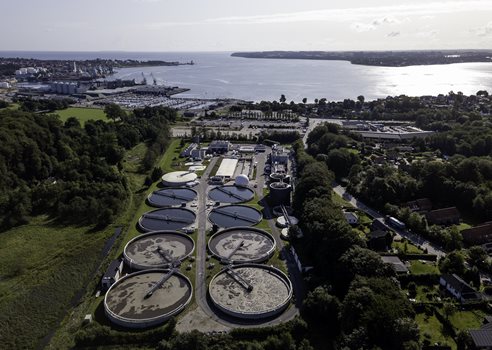 Fredericia Spildevand og Energi Firmafoto 2019 - Anlæg med Lillebælt.jpg