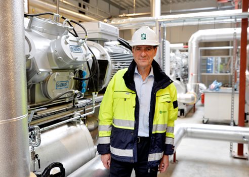 Hans-Martin Friis Møller ved varmepumpen.jpg