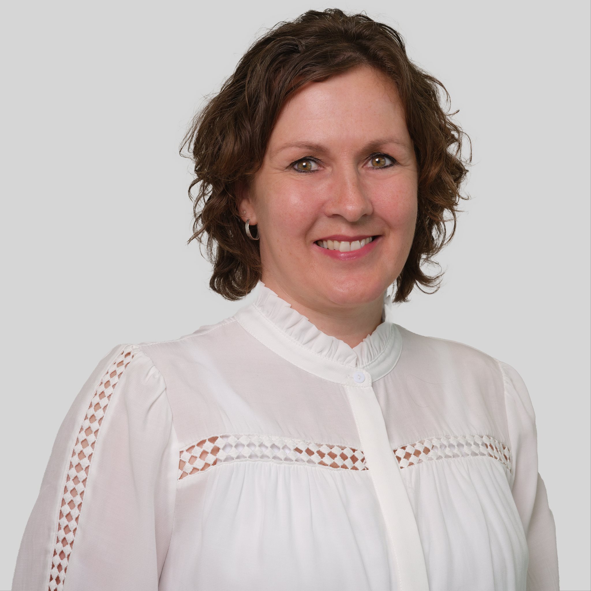 Helle B Kvadrat Grå Baggrund Web (1)