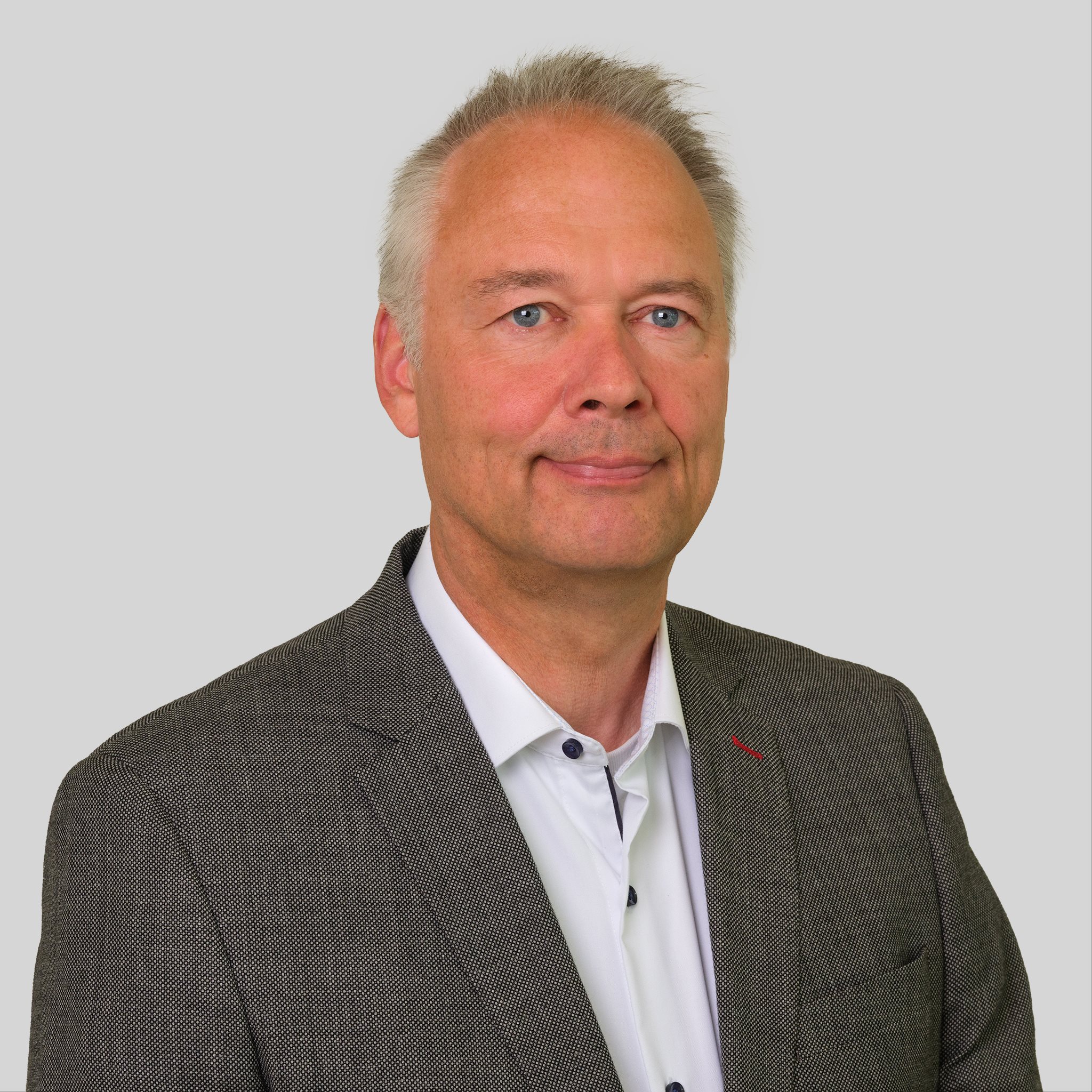 Lars G C Kvadrat Grå Baggrund Web